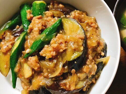 茄子とオクラの肉味噌丼